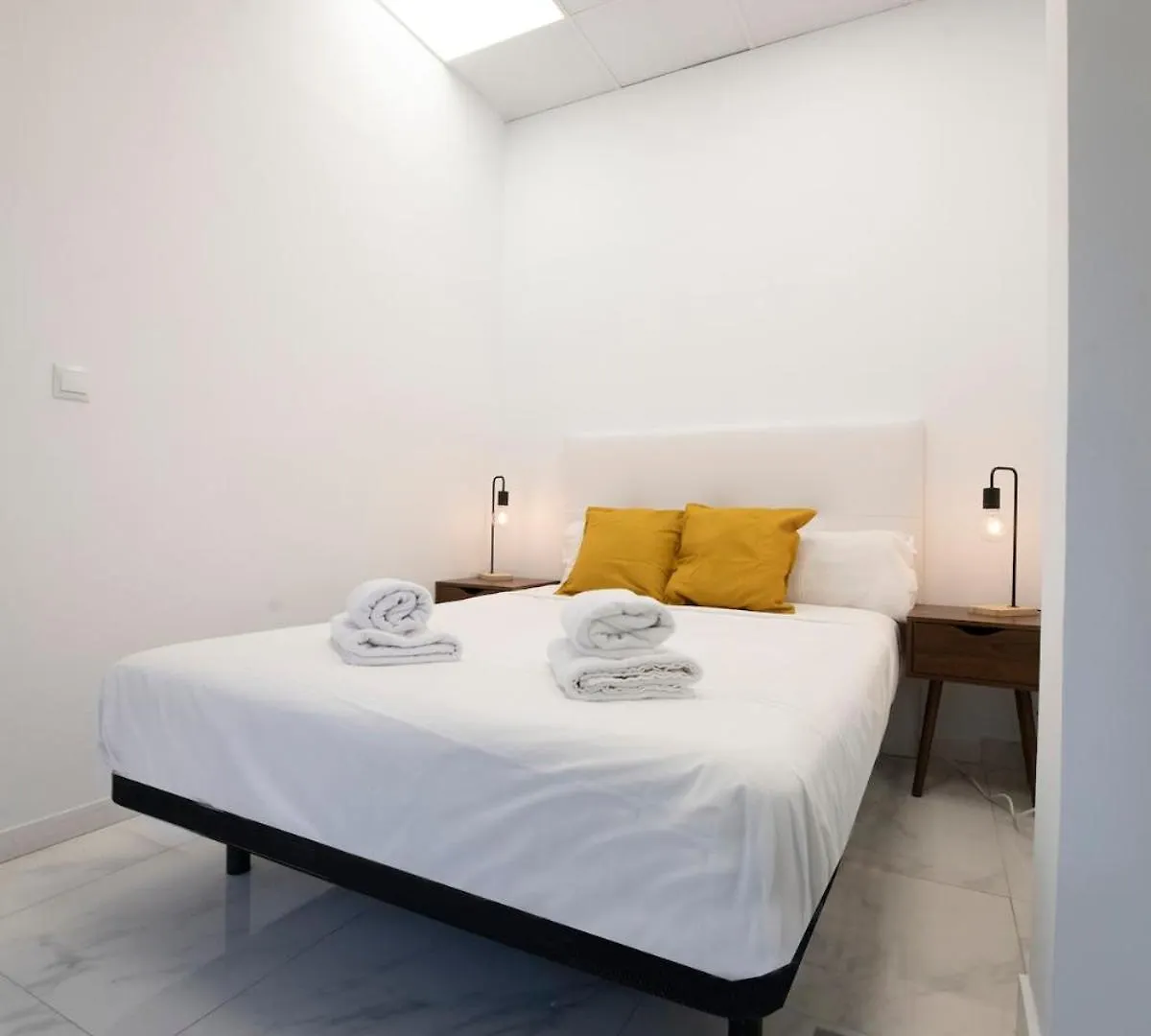 A Beautiful Brand New Apartment 马德里