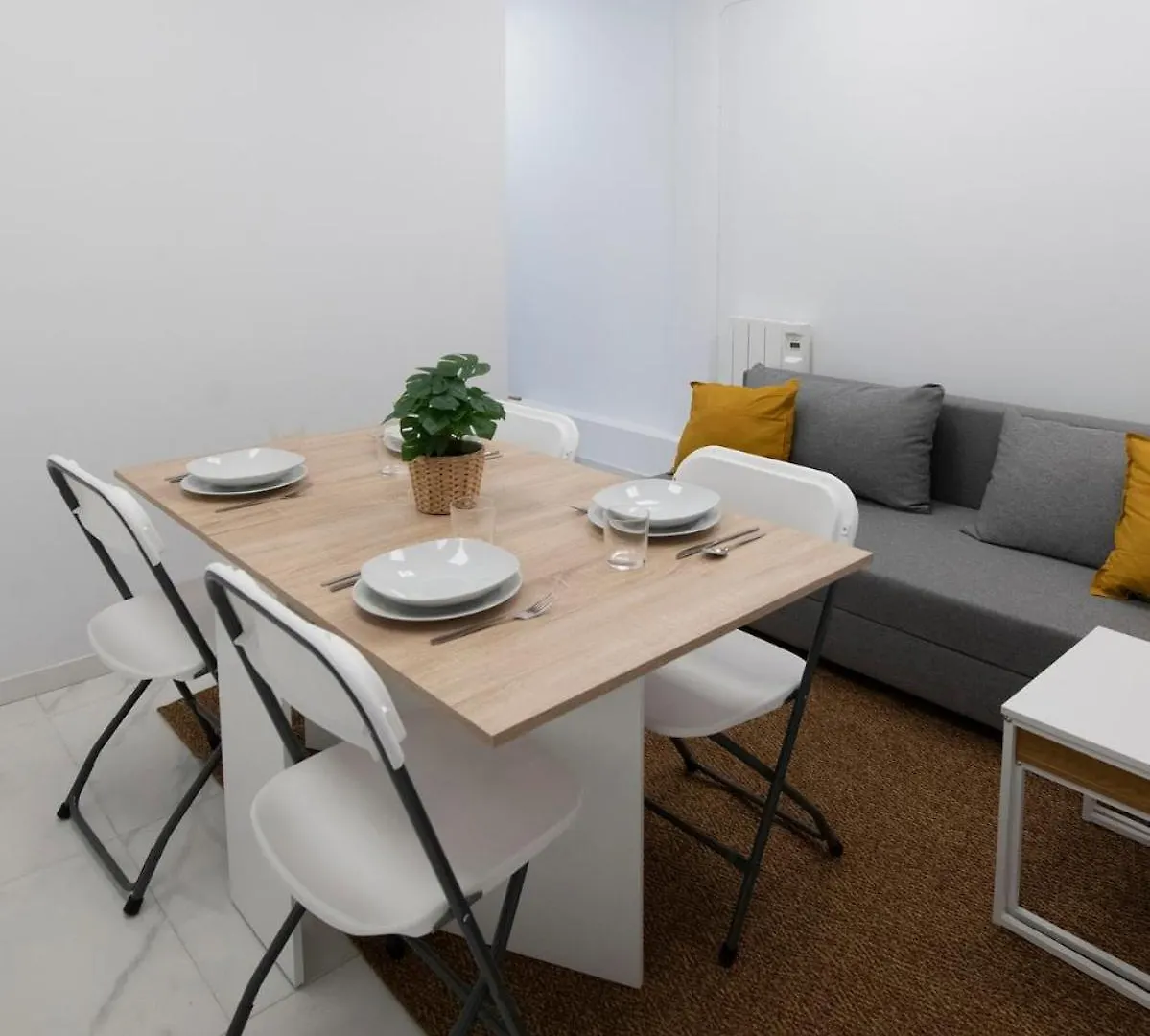 A Beautiful Brand New Apartment 马德里