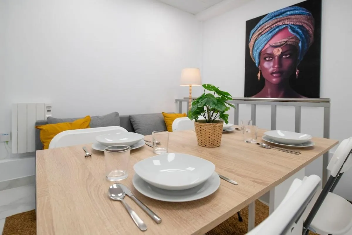 A Beautiful Brand New Apartment 马德里